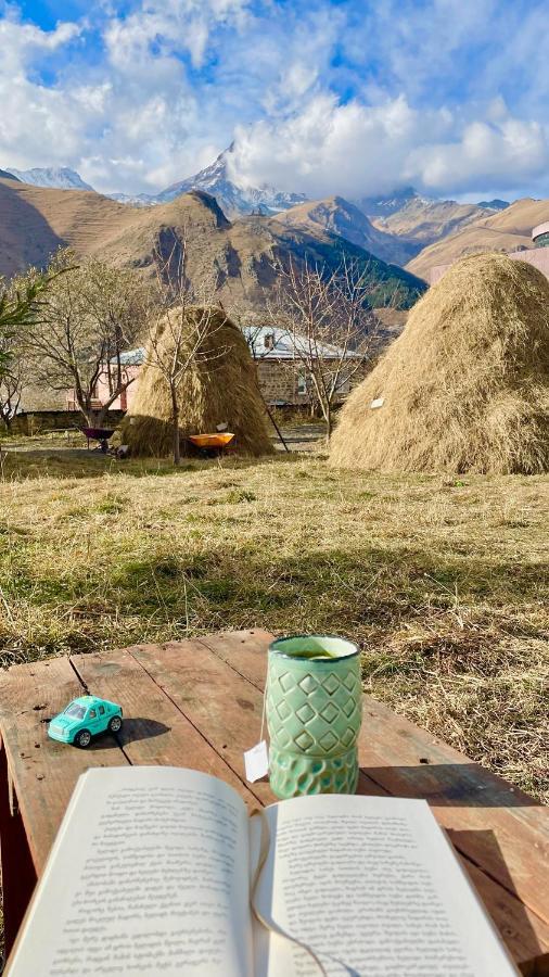 Piligrim Kazbegi Hotell Eksteriør bilde