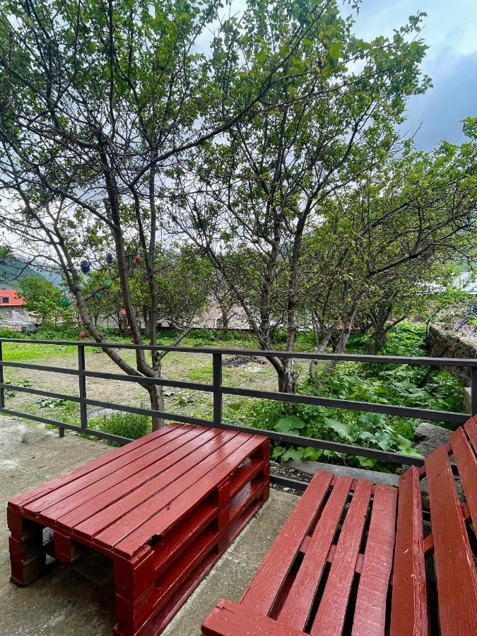 Piligrim Kazbegi Hotell Eksteriør bilde