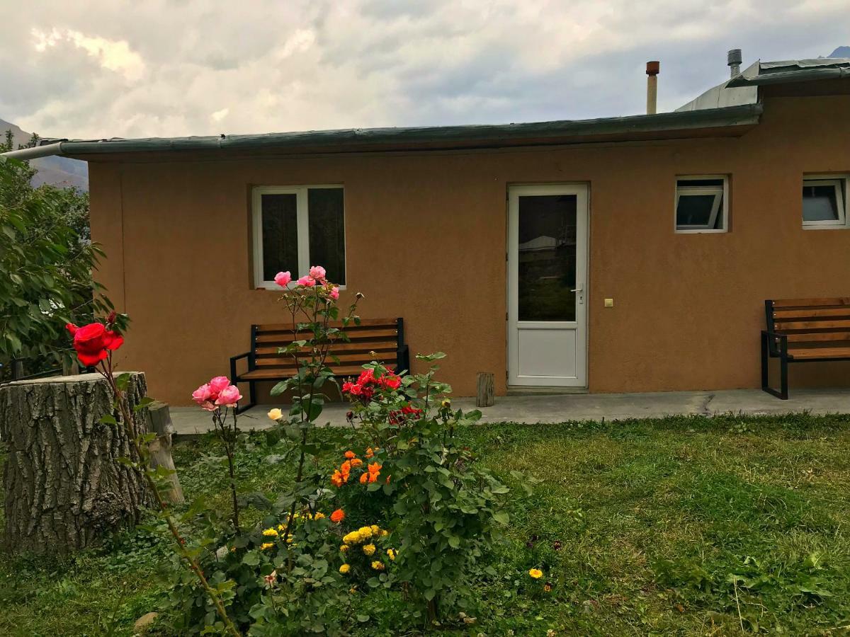 Piligrim Kazbegi Hotell Eksteriør bilde