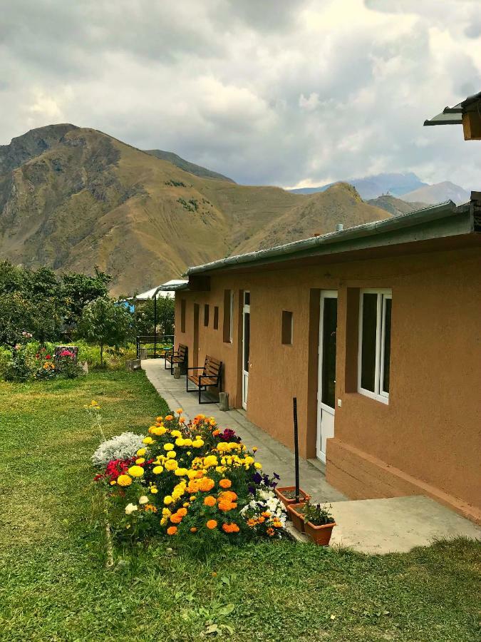 Piligrim Kazbegi Hotell Eksteriør bilde